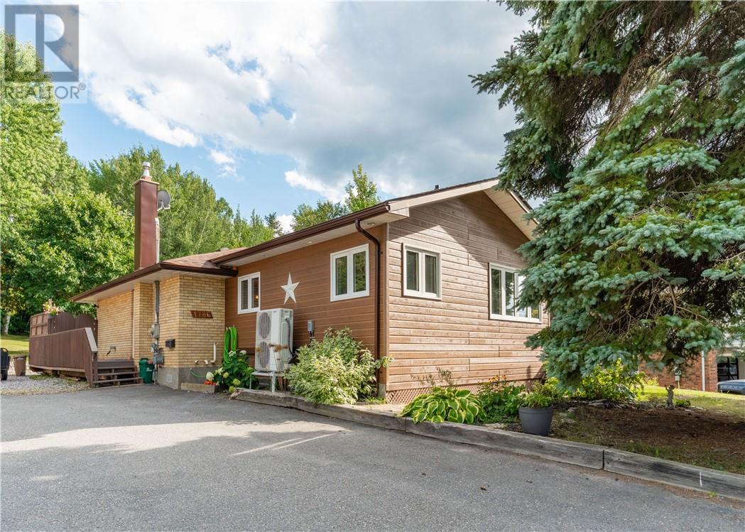 1786 Latimer Crescent - 1
