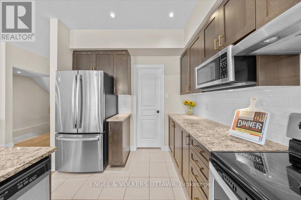 556 TRIANGLE STREET - Image 15