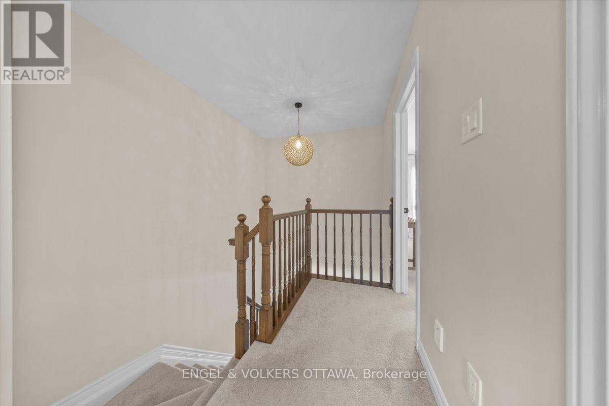 556 TRIANGLE STREET - Image 28
