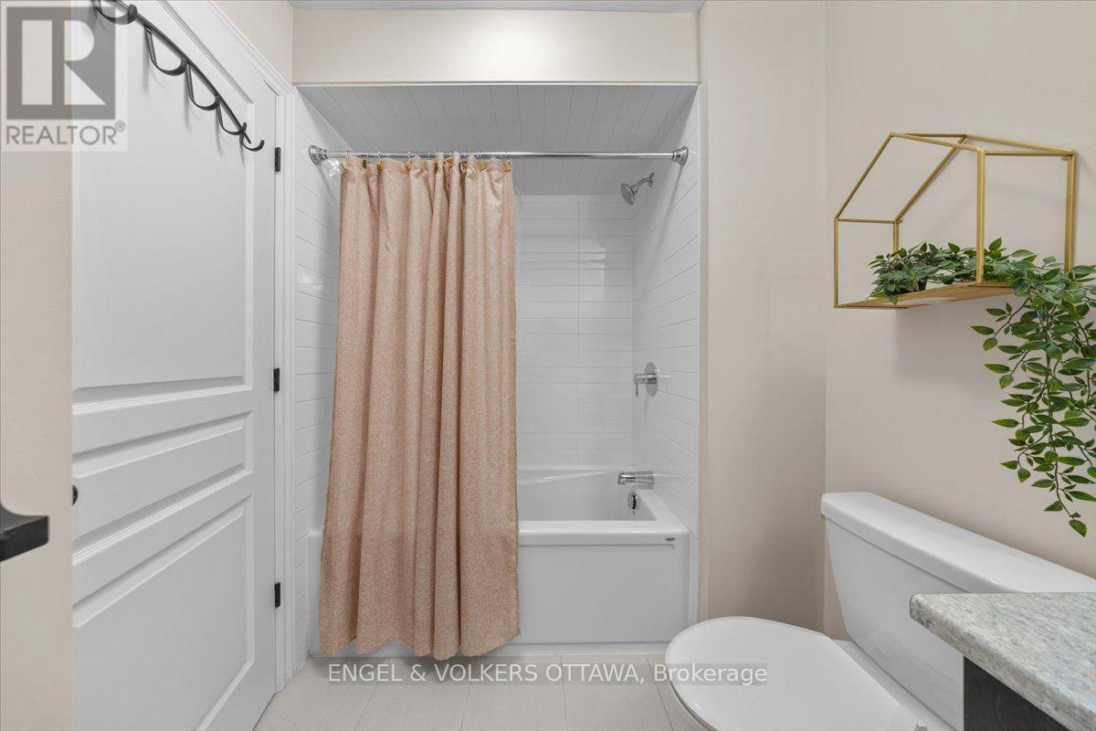 556 TRIANGLE STREET - Image 42