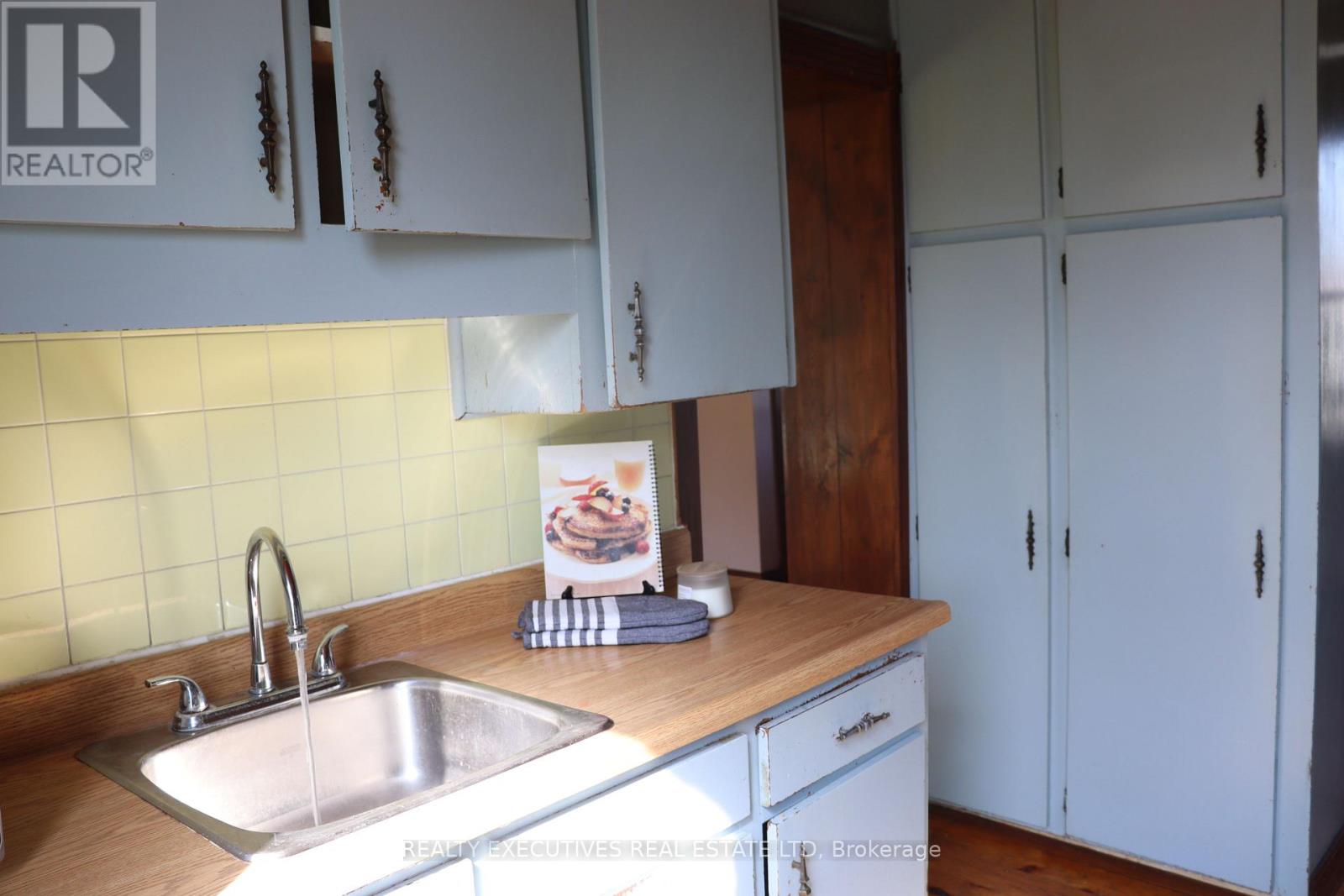 464 GLADSTONE STREET - 13