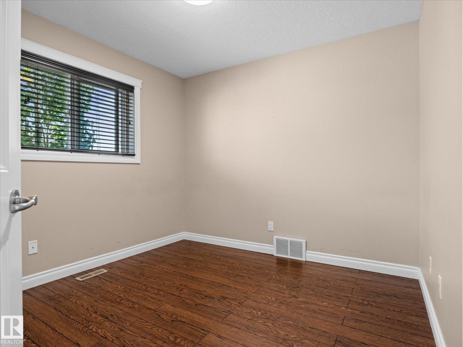 4704 160 AV NW - 30
