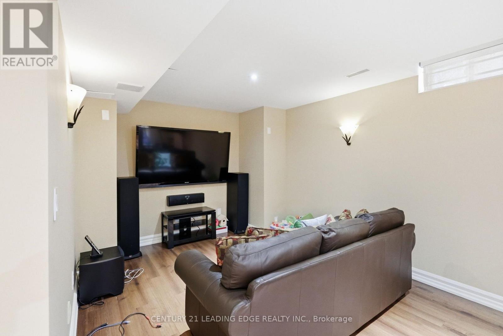 40 ARISTA GATE - Image 30