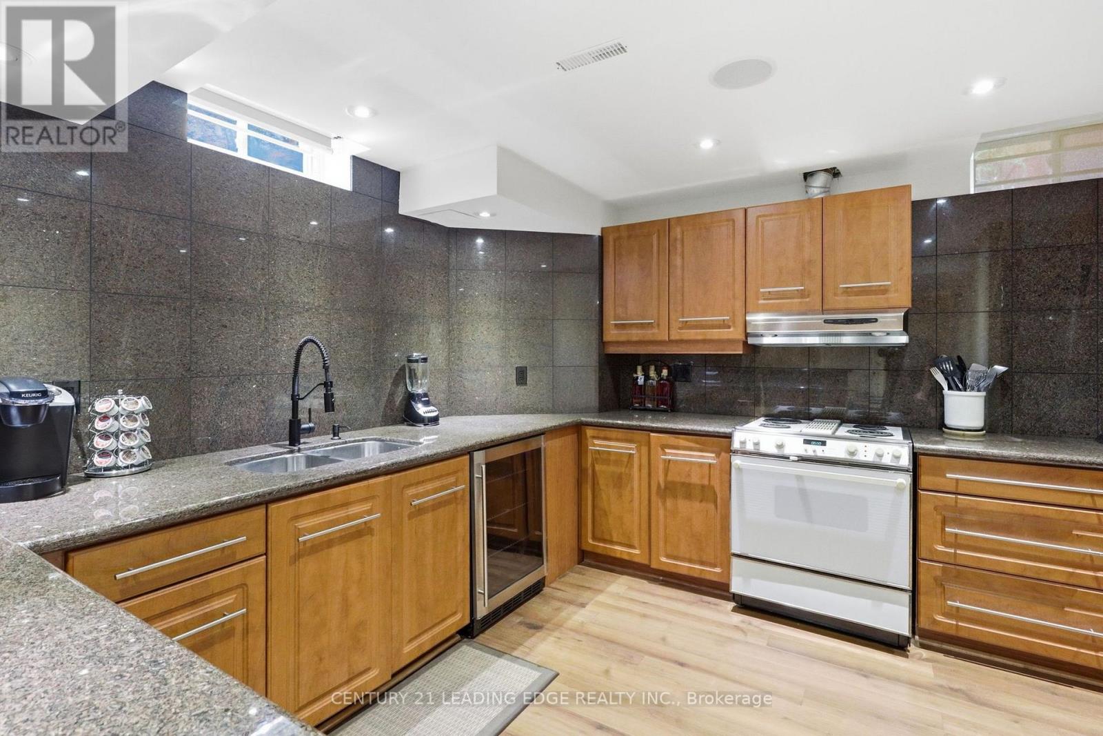 40 ARISTA GATE - Image 34