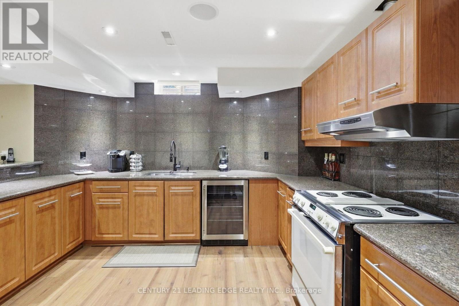 40 ARISTA GATE - Image 35