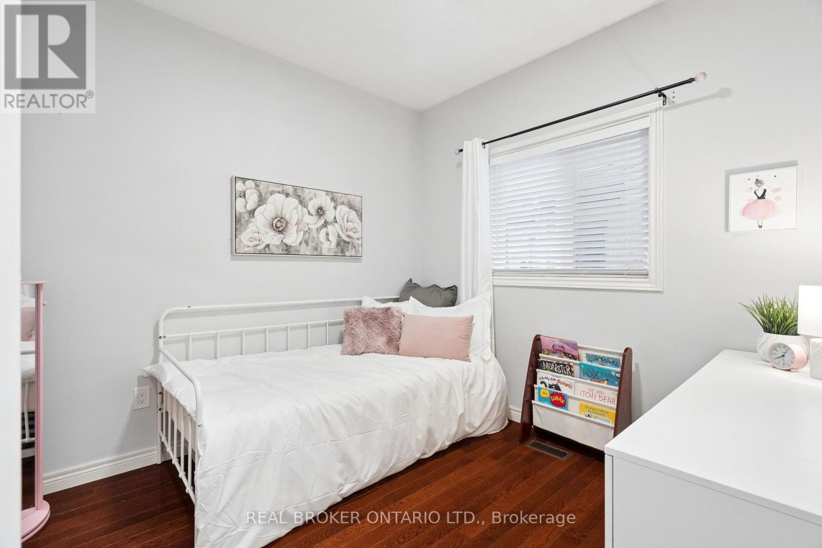 27 SPRUCE BOULEVARD - Image 20