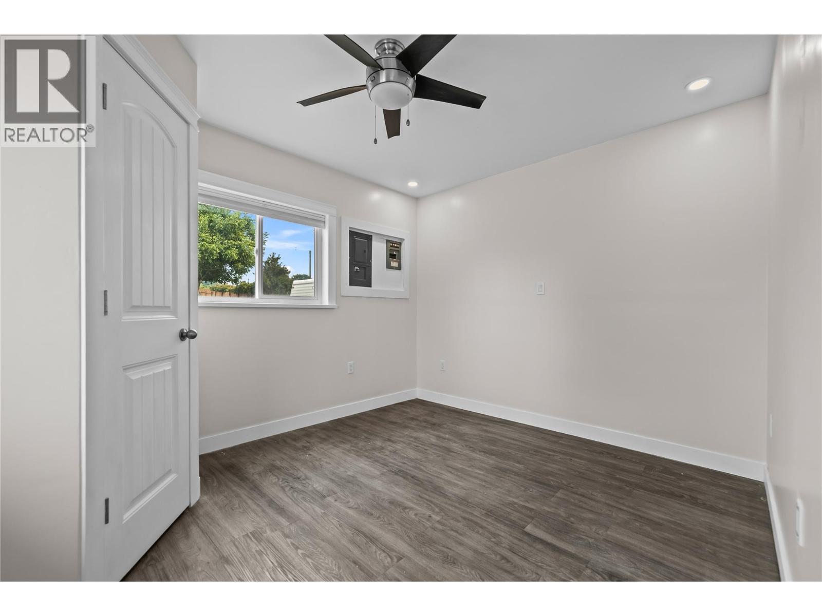 292 Valley Road N - Image 31