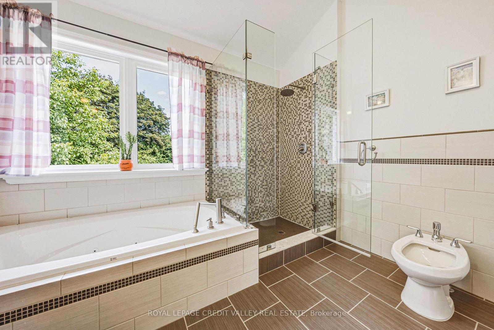 471 THE KINGSWAY - 28