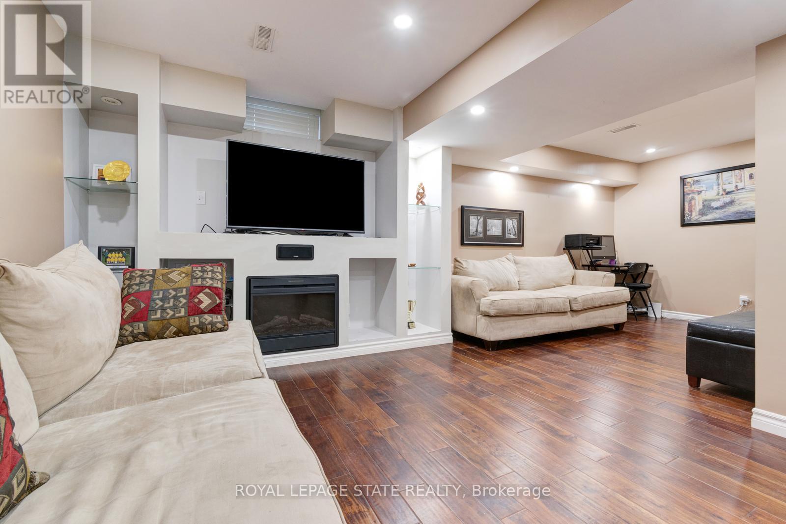 33 PANORAMA WAY - 38