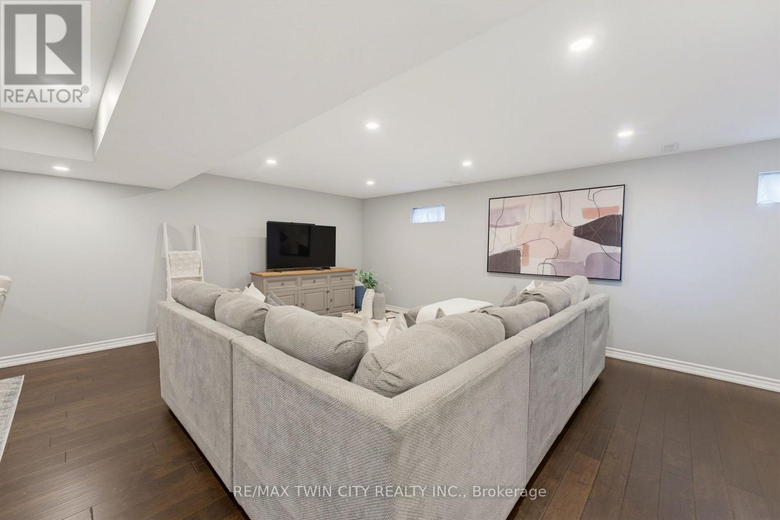 20 CLOVER COURT - 20