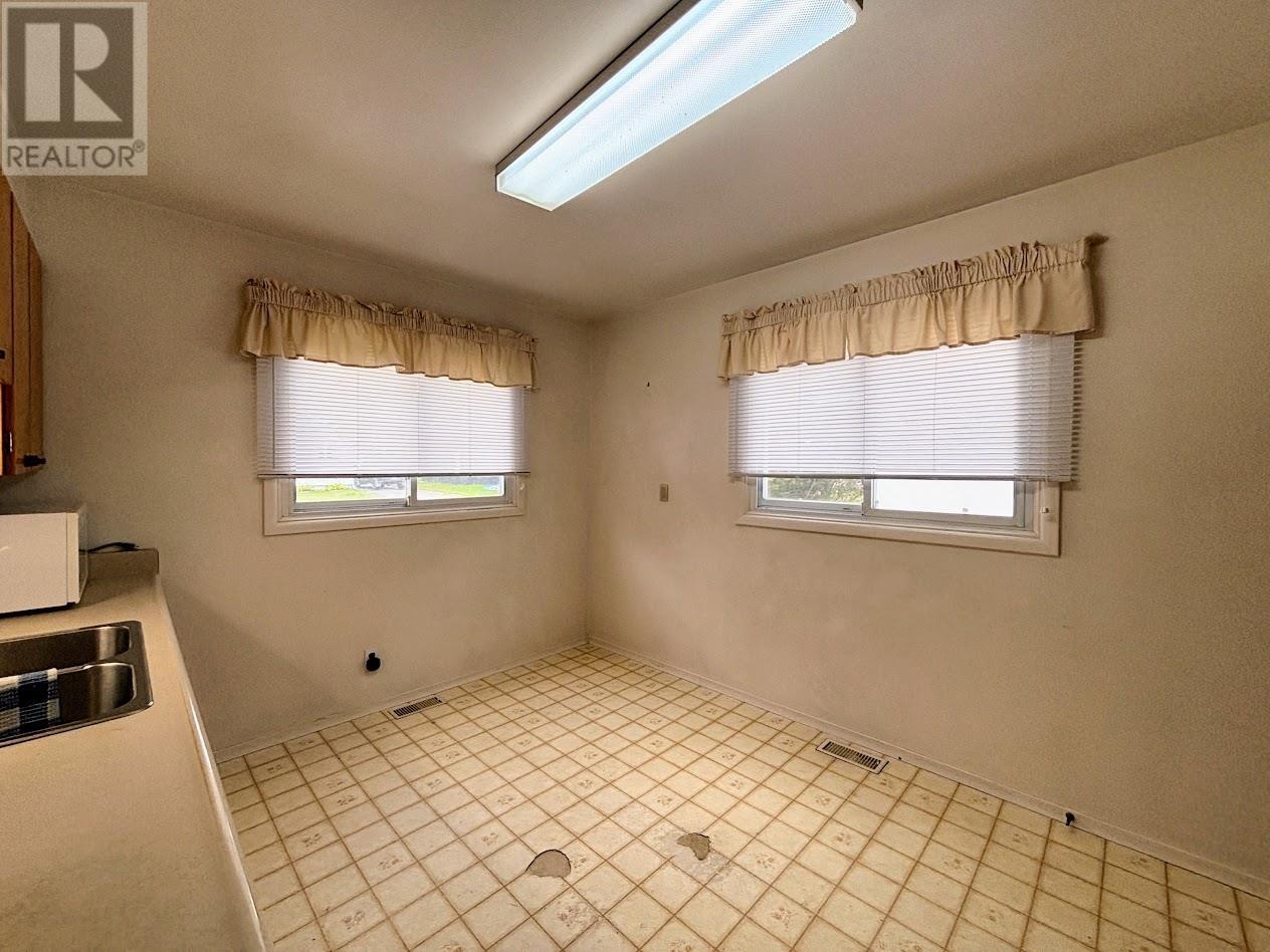 15 Falcon AVE - Image 4