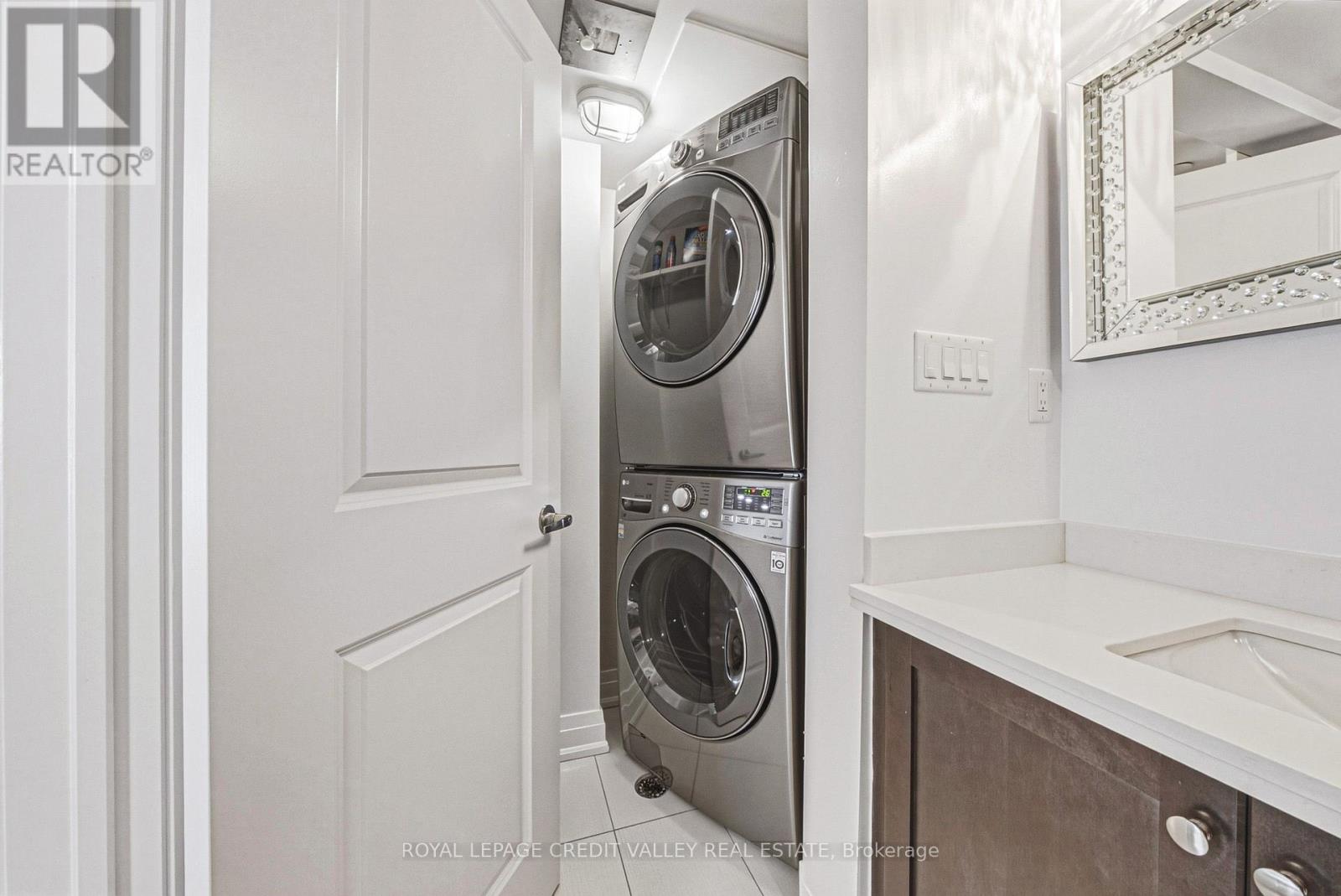 #505 10 DRUMMOND STREET - 17