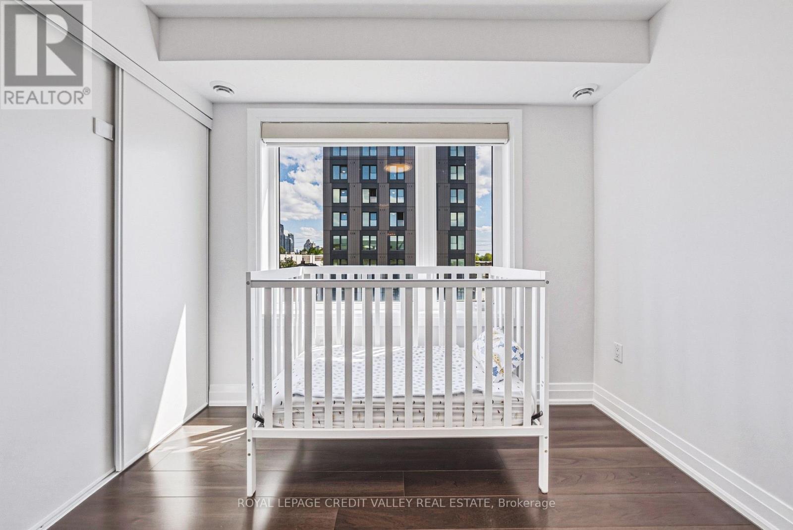 #505 10 DRUMMOND STREET - 23