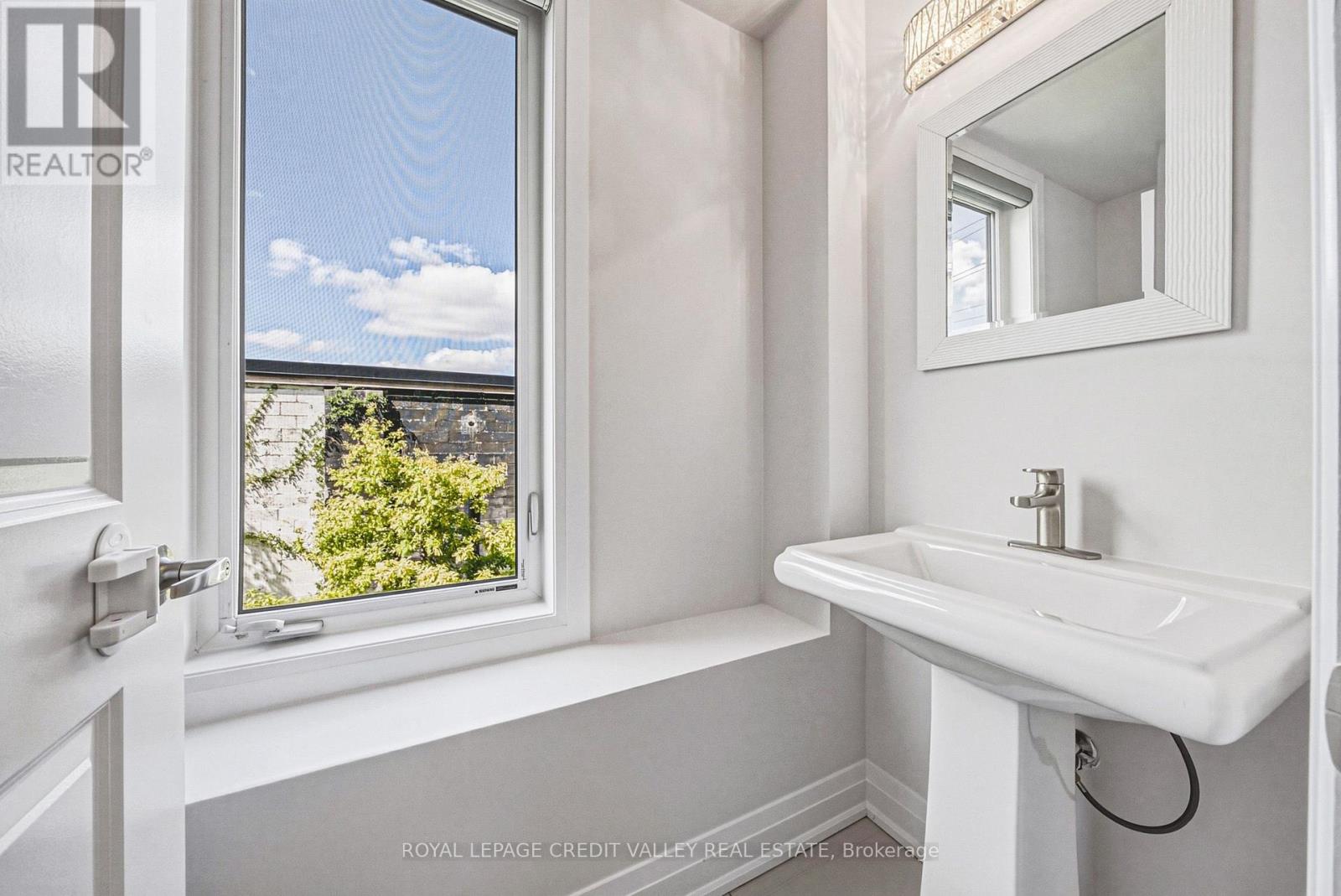 #505 10 DRUMMOND STREET - Image 8