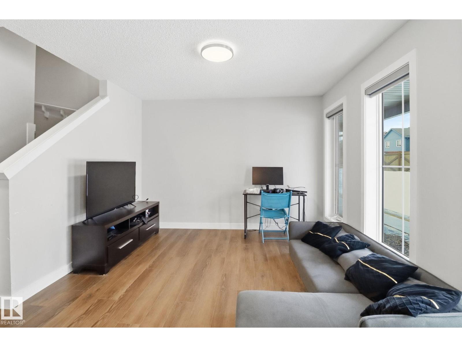 #25 1051 GRAYDON HILL BV SW - 6