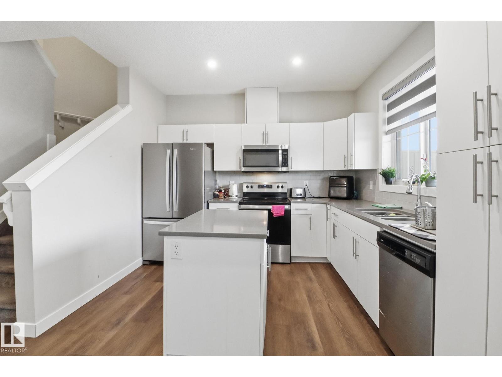 #25 1051 GRAYDON HILL BV SW - 7
