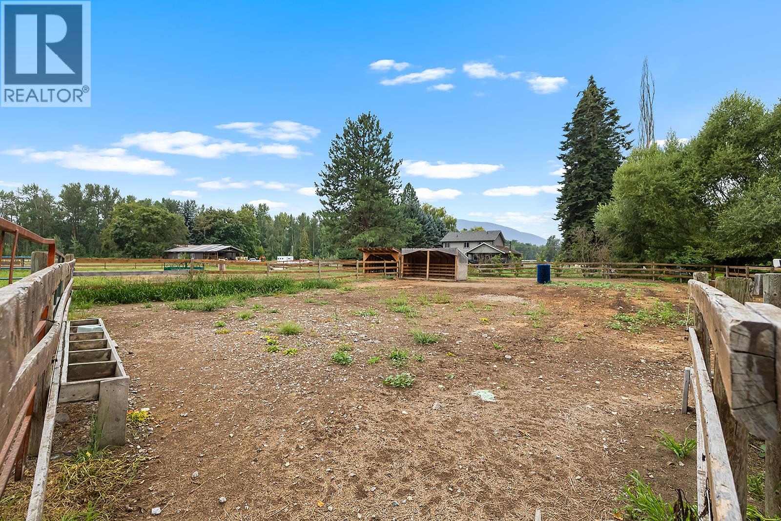 1077 Goat River South Road, Creston