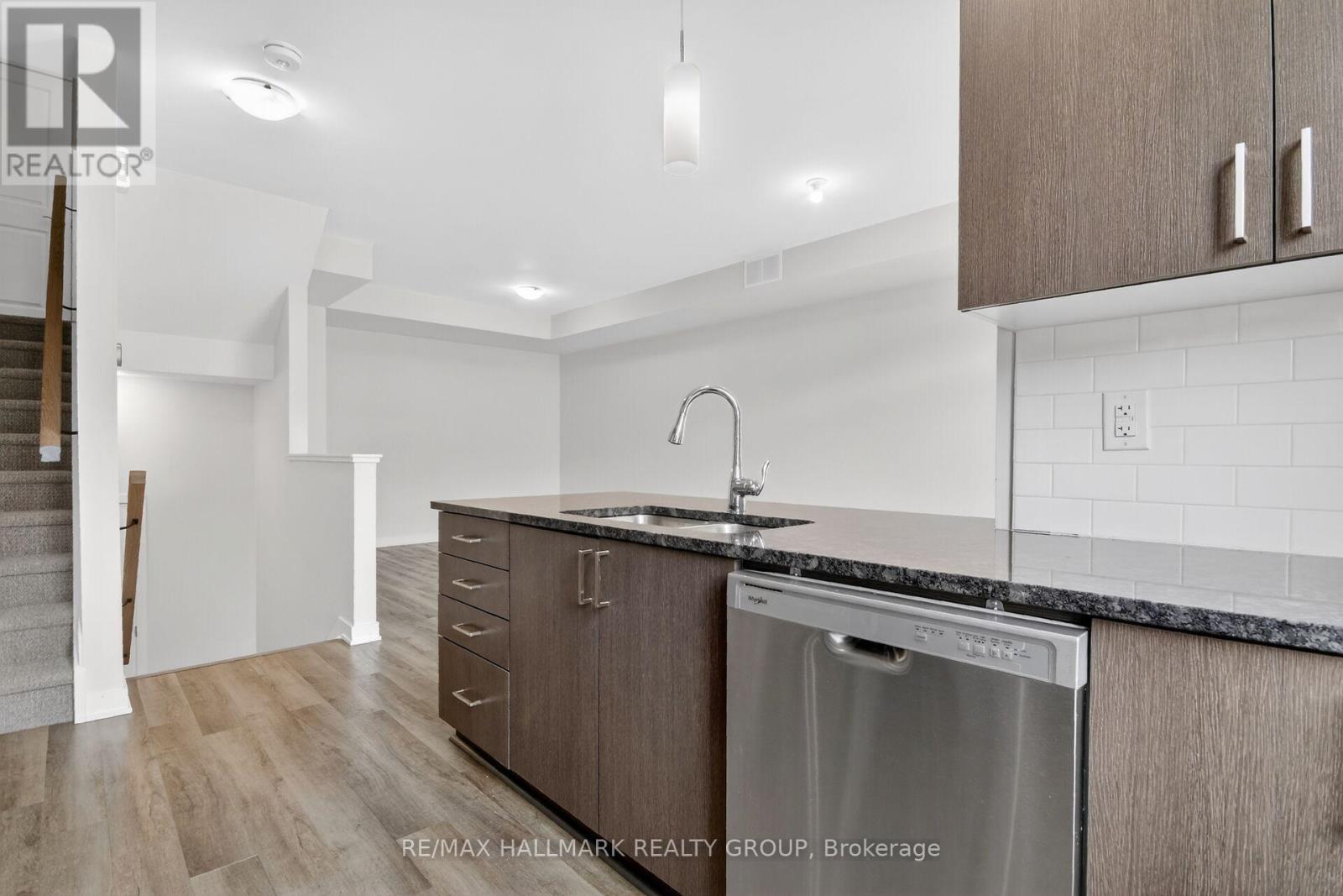 402 JEWELWING PRIVATE - Image 18