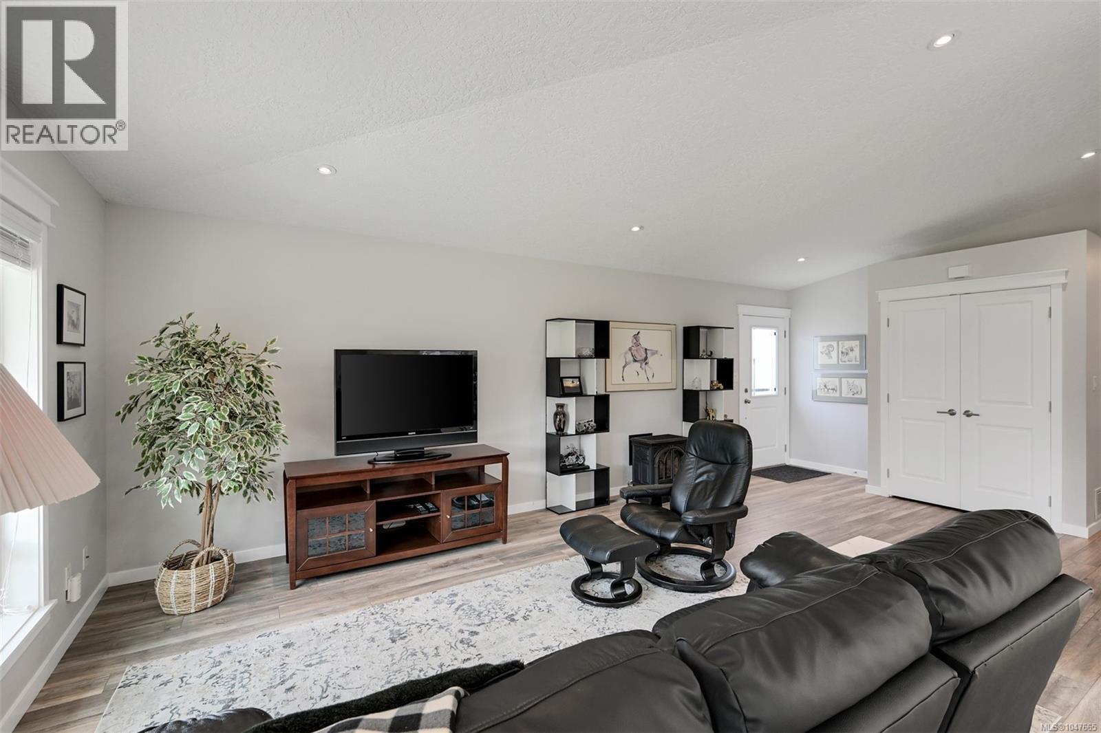 22 7586 Tetayut Rd, Central Saanich