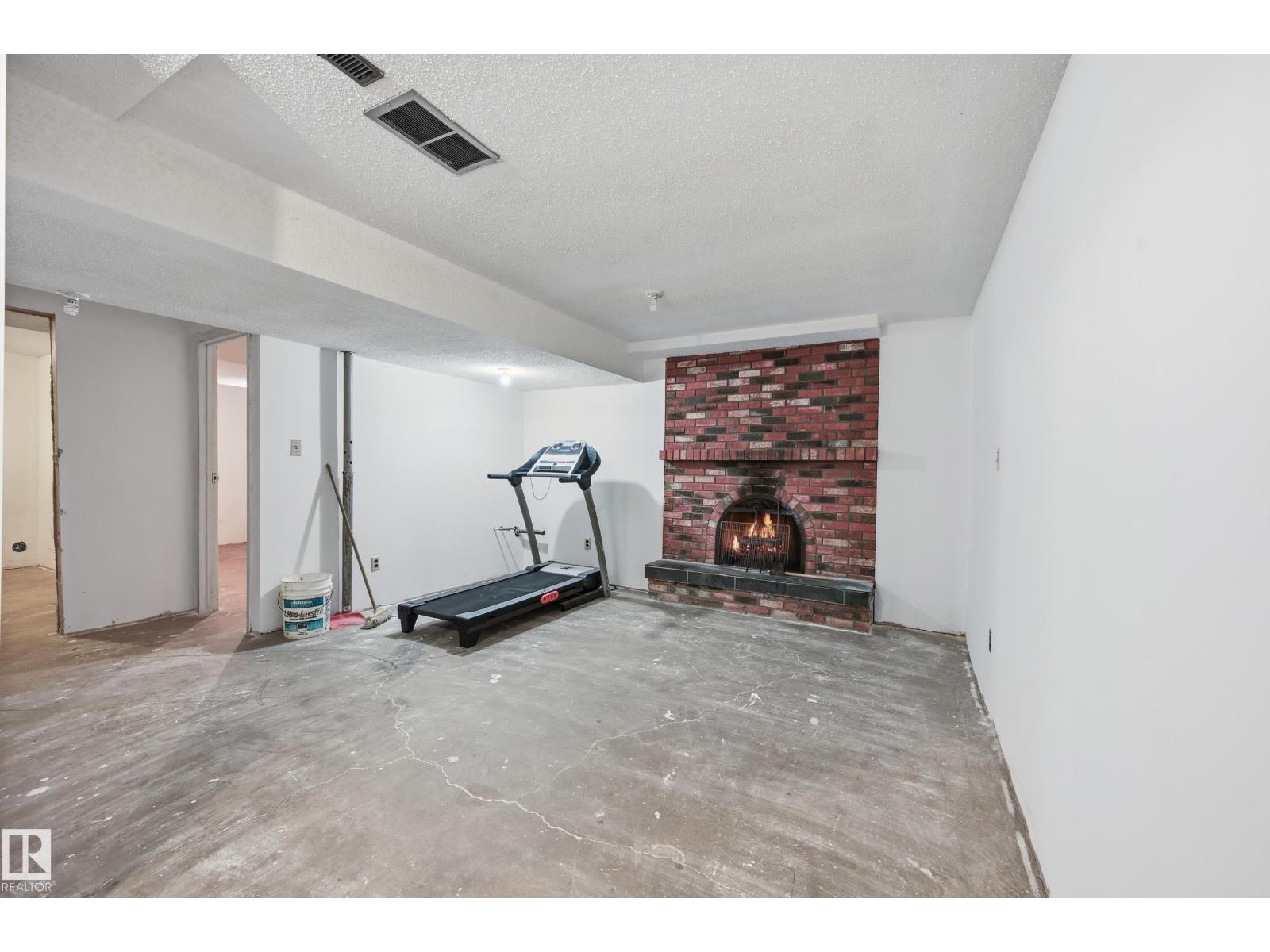 8119 24 AV NW - Image 22