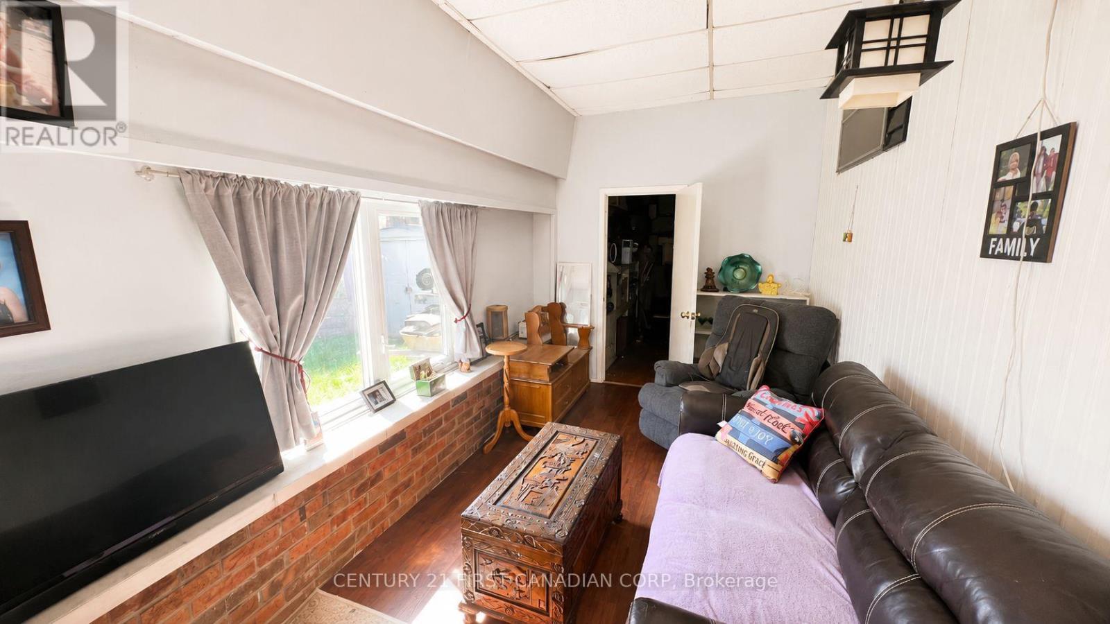 #92 198 SPRINGBANK DRIVE - 5