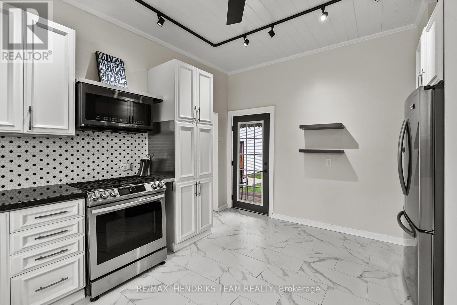 85 PINE STREET S - Image 11