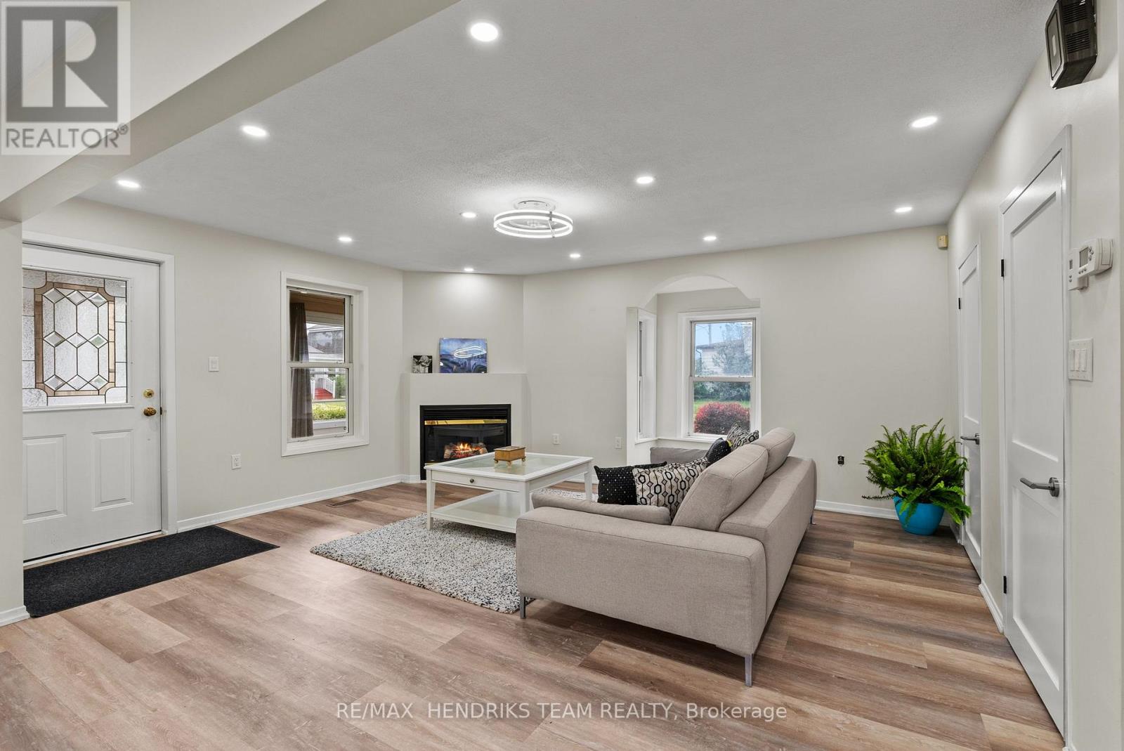 85 PINE STREET S - Image 12