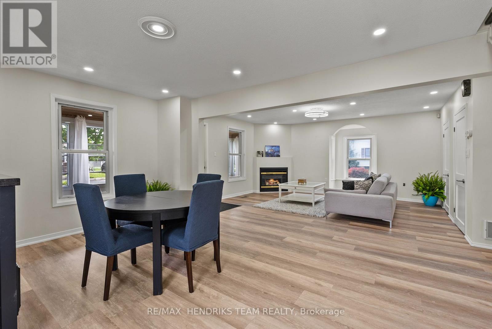 85 PINE STREET S - Image 17
