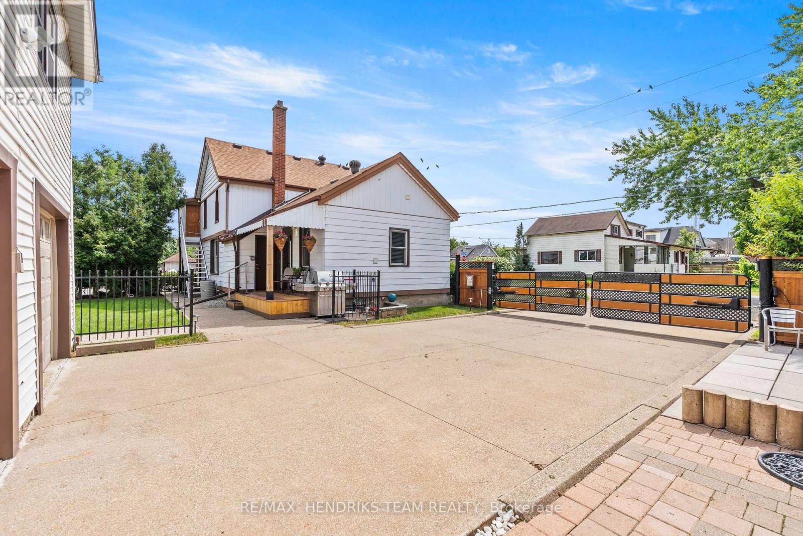 85 PINE STREET S - Image 4