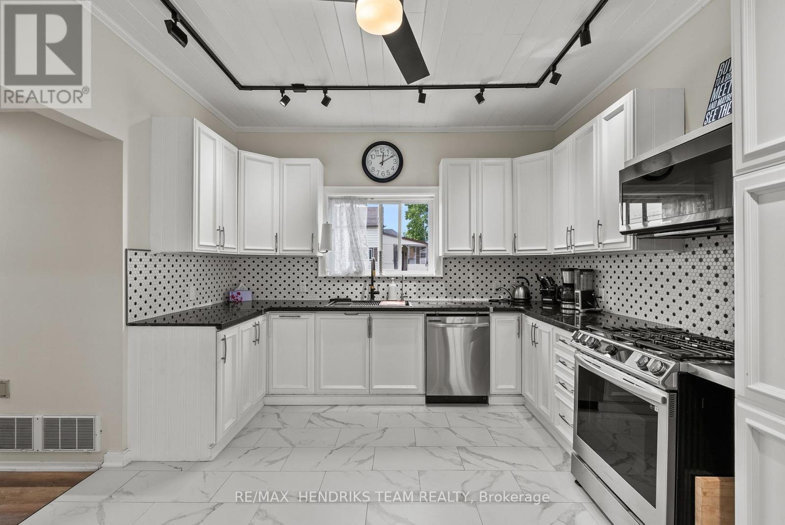 85 PINE STREET S - Image 9