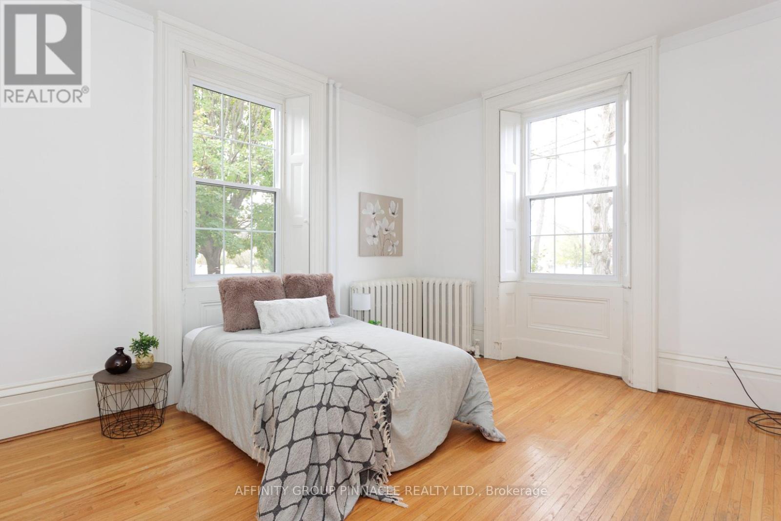 12 RUSSELL STREET E - 13