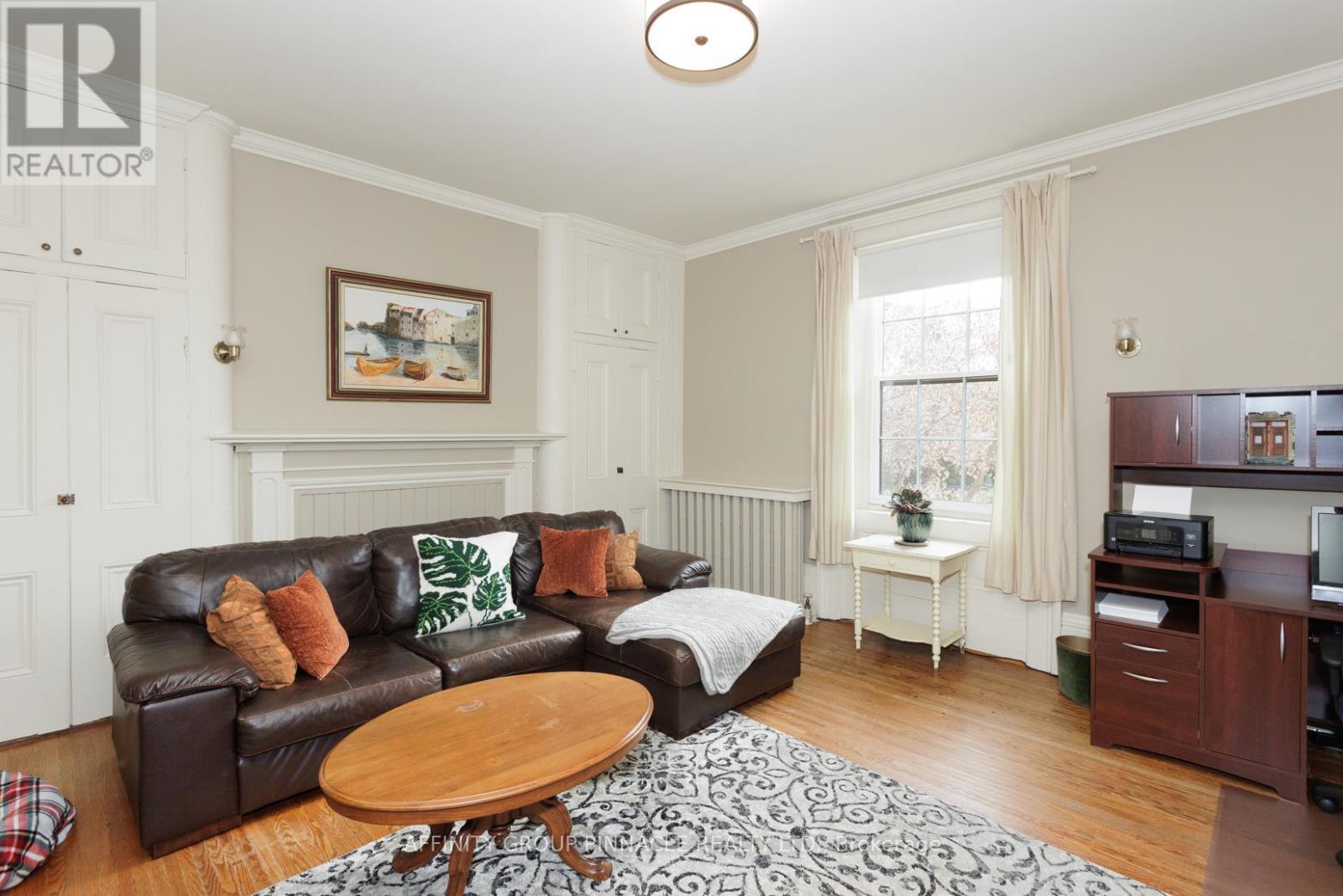 12 RUSSELL STREET E - 22