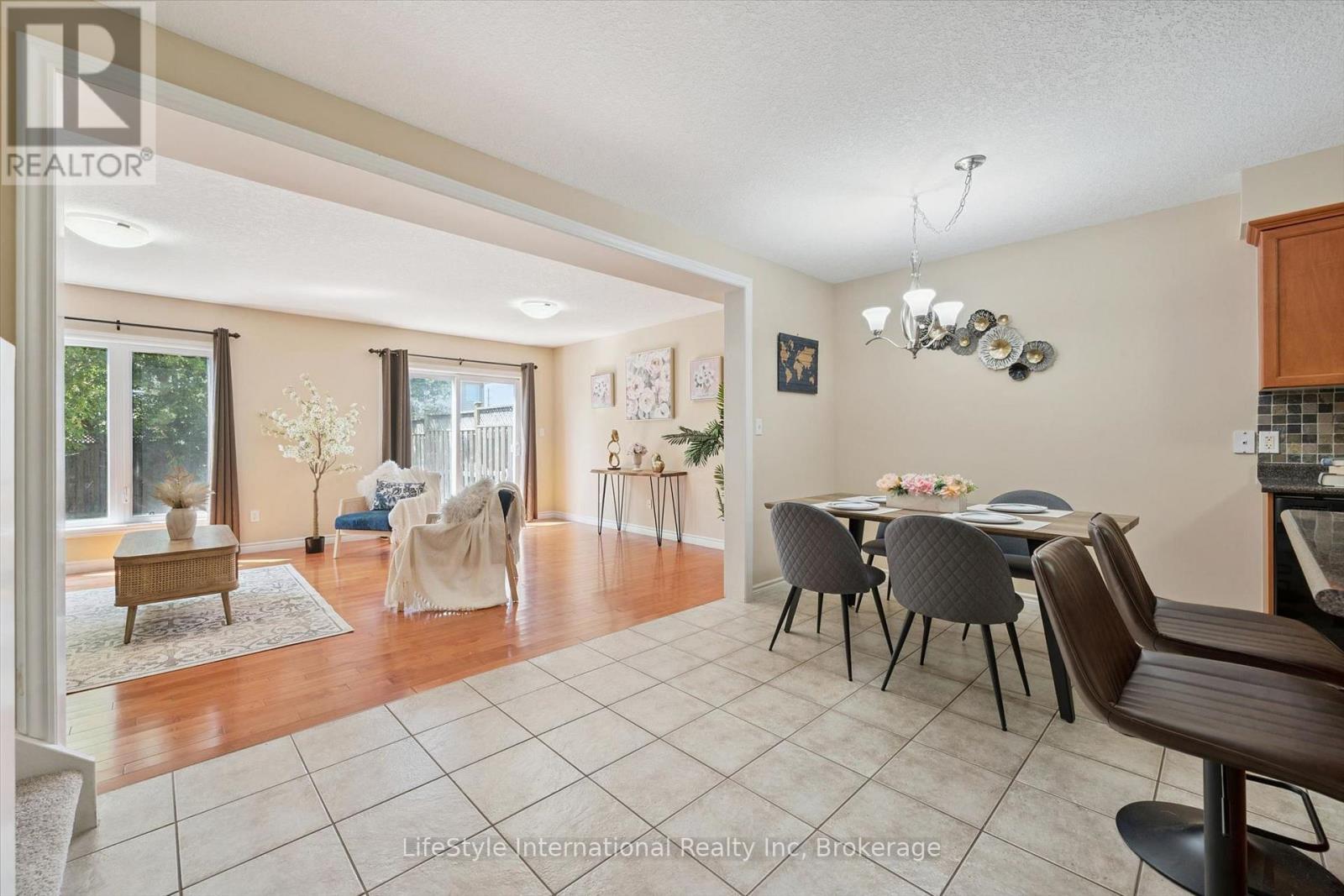 47 HASLER CRESCENT - 17