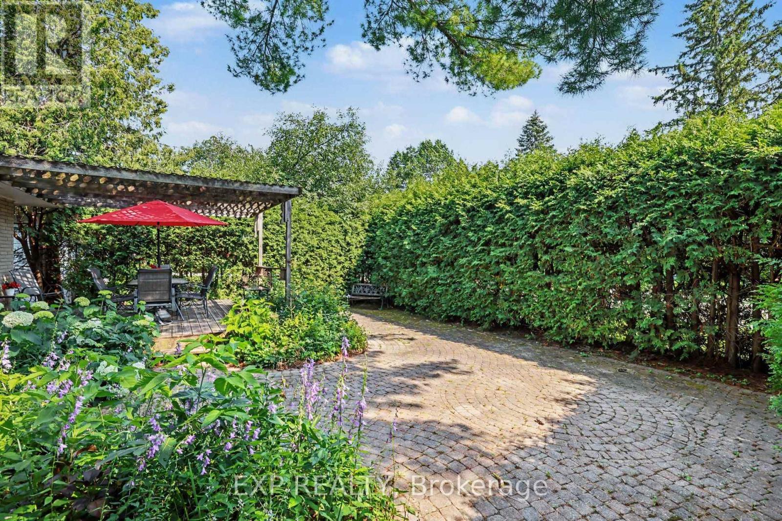 16 ELMSLEY CRESCENT - 32