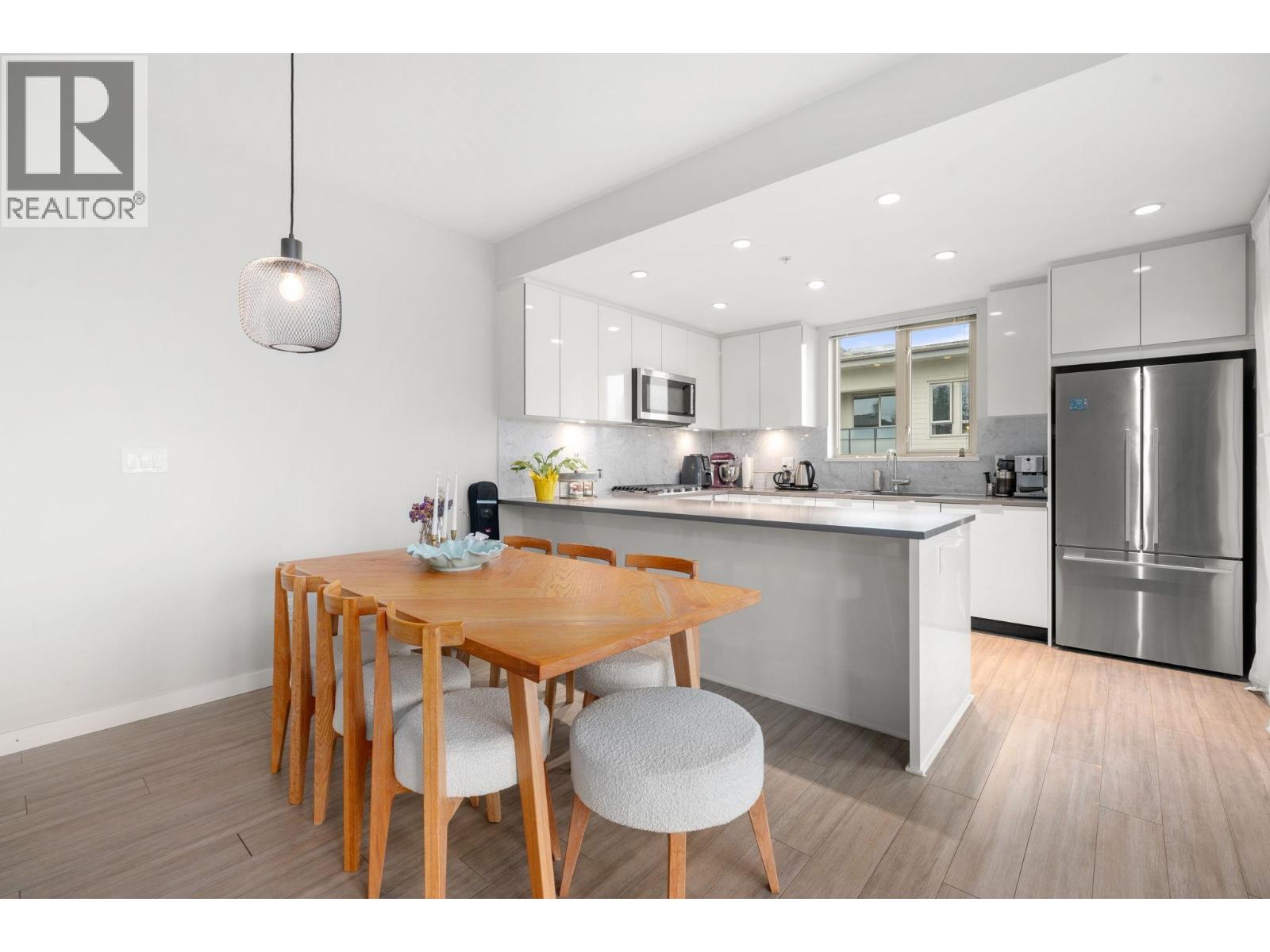 503 2632 LIBRARY LANE, North Vancouver
