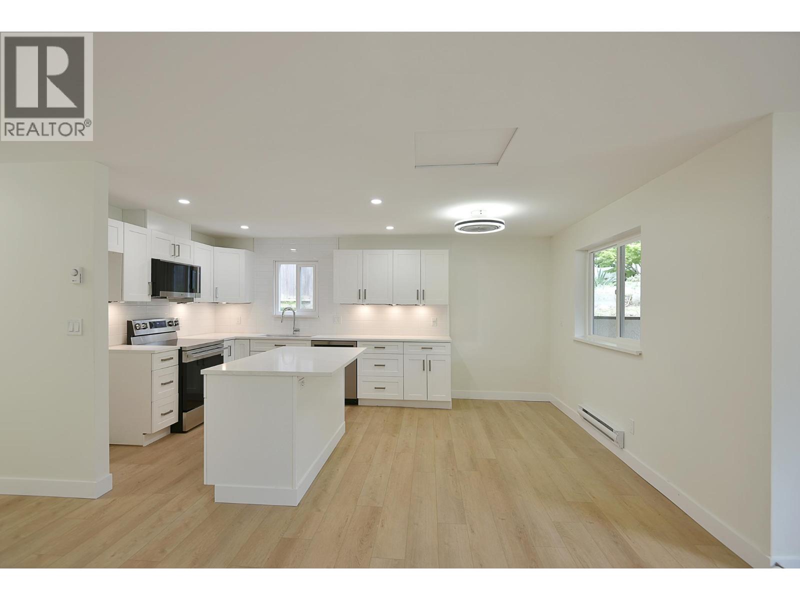 5787 EBBTIDE STREET, Sechelt
