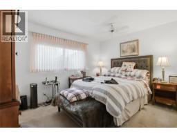 Primary Bedroom - 284 Arrowstone Drive, Kamloops, BC V2C1P7 Photo 11