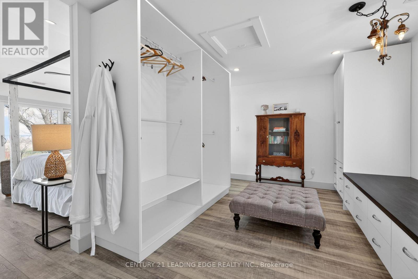 29 ST. CLAIR STREET - 26