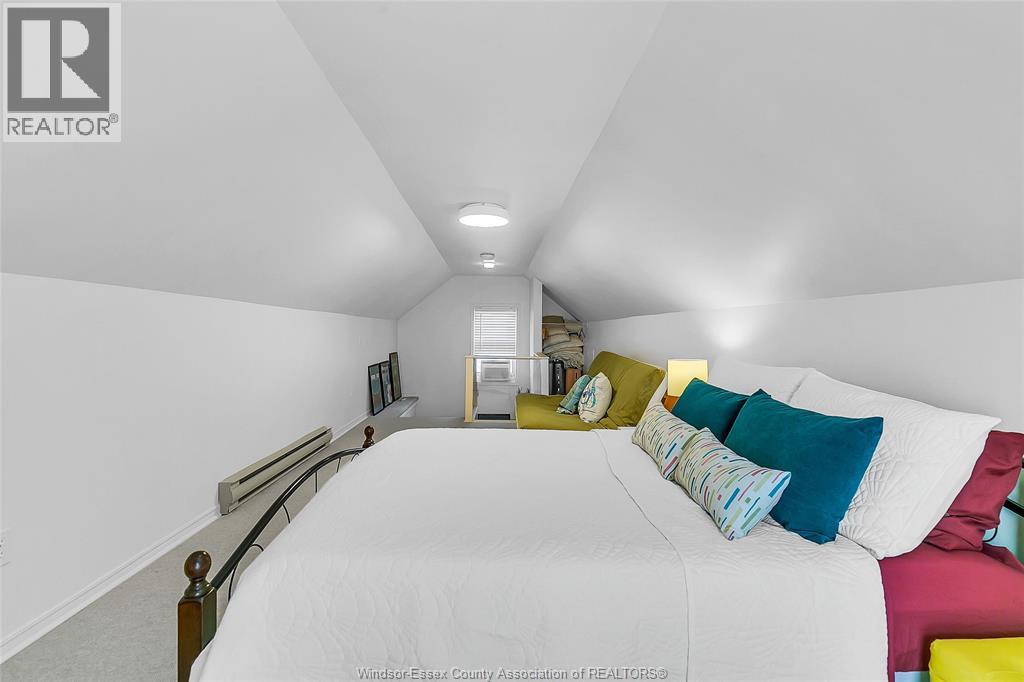 2275 VICTORIA AVENUE - 23