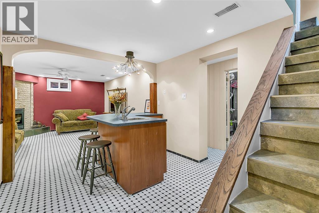 2275 VICTORIA AVENUE - 24