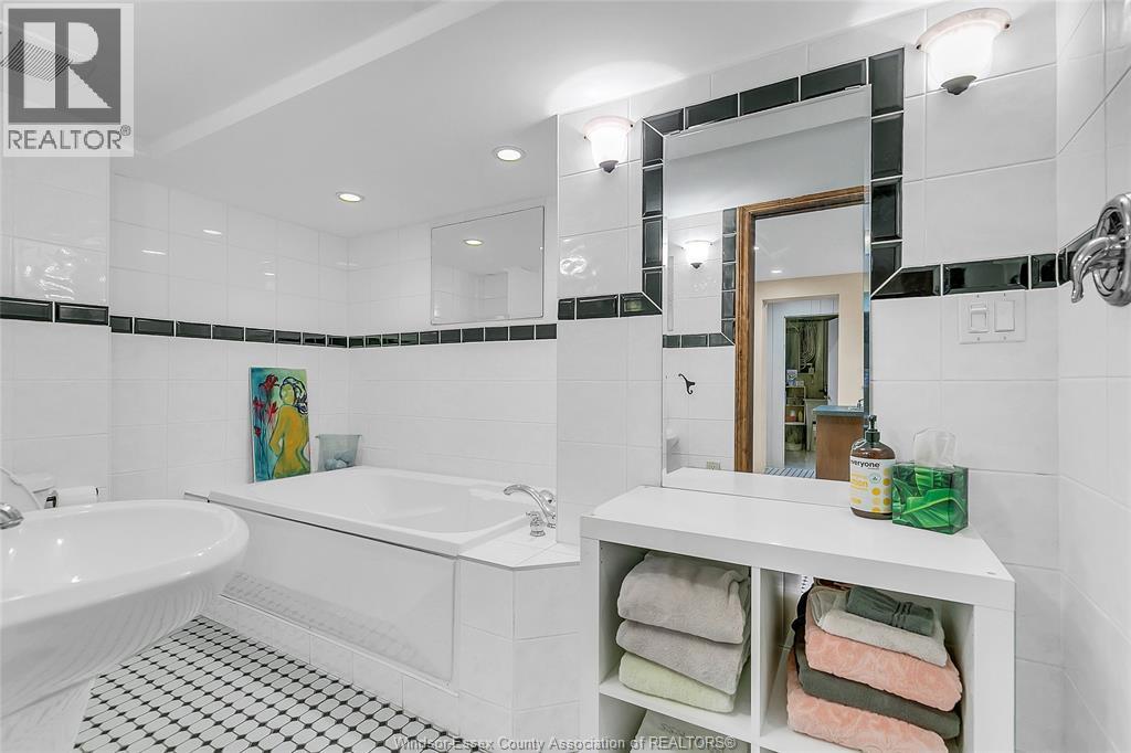 2275 VICTORIA AVENUE - 28