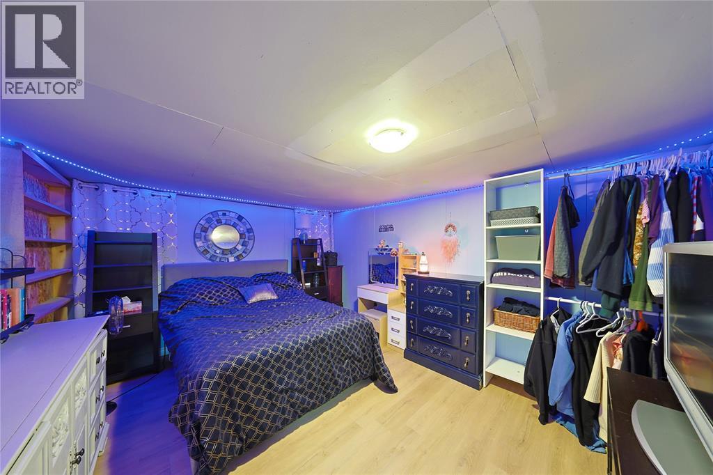 1043 Talfourd STREET - 34