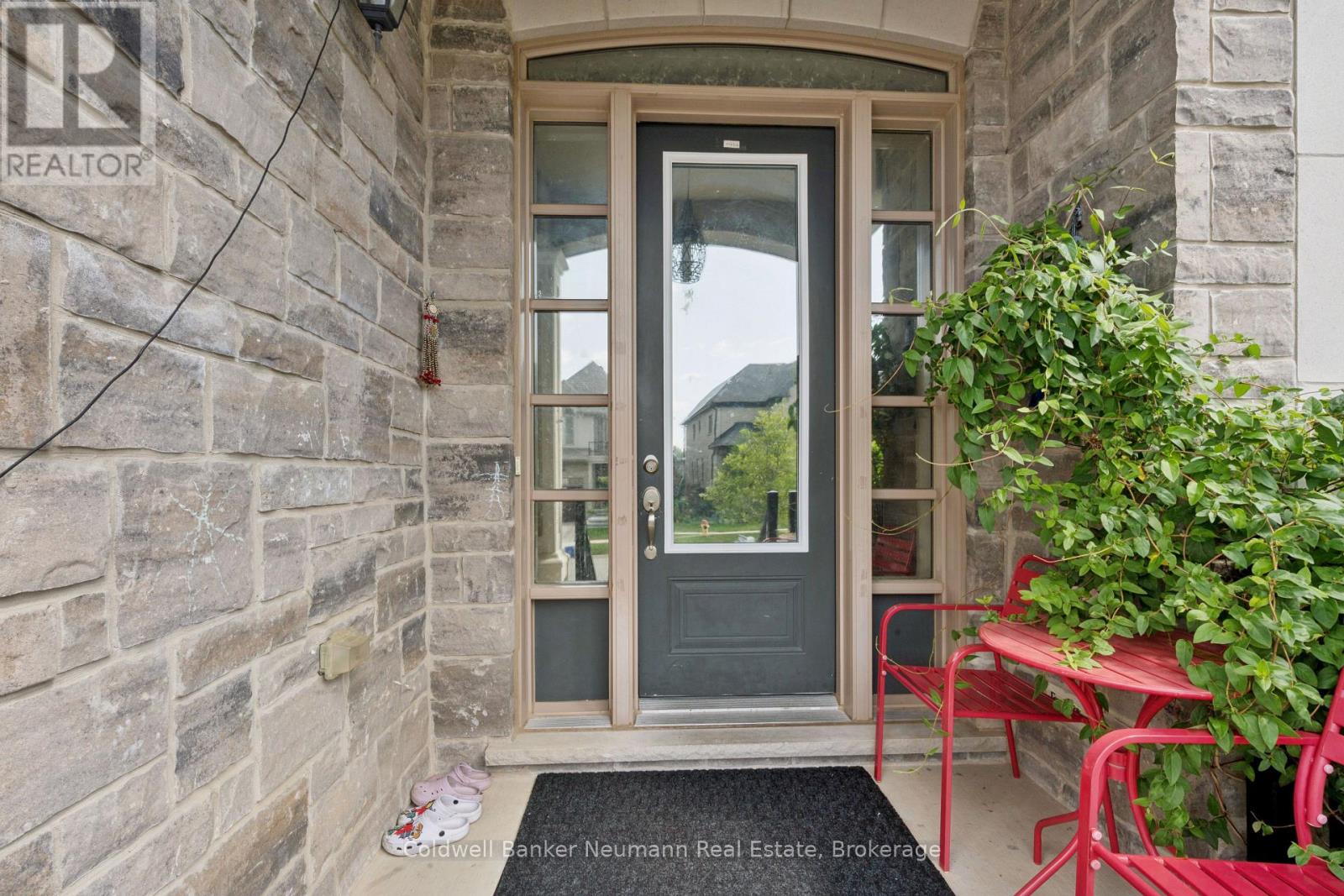 216 FOREST CREEK DRIVE — photo 2