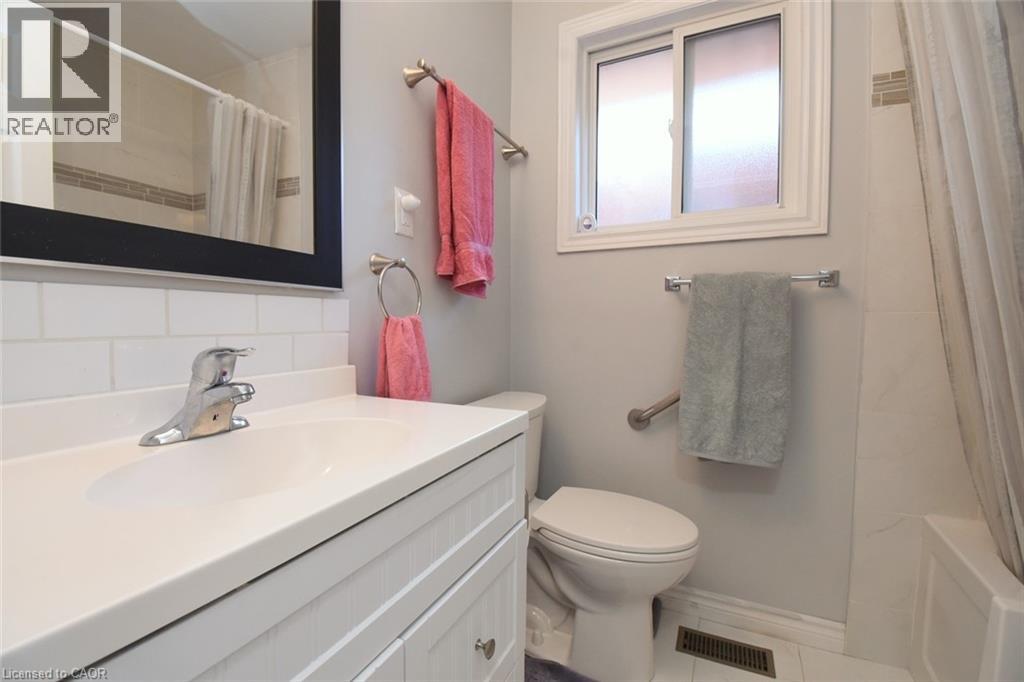 185 ROSSLYN Avenue N - Image 17