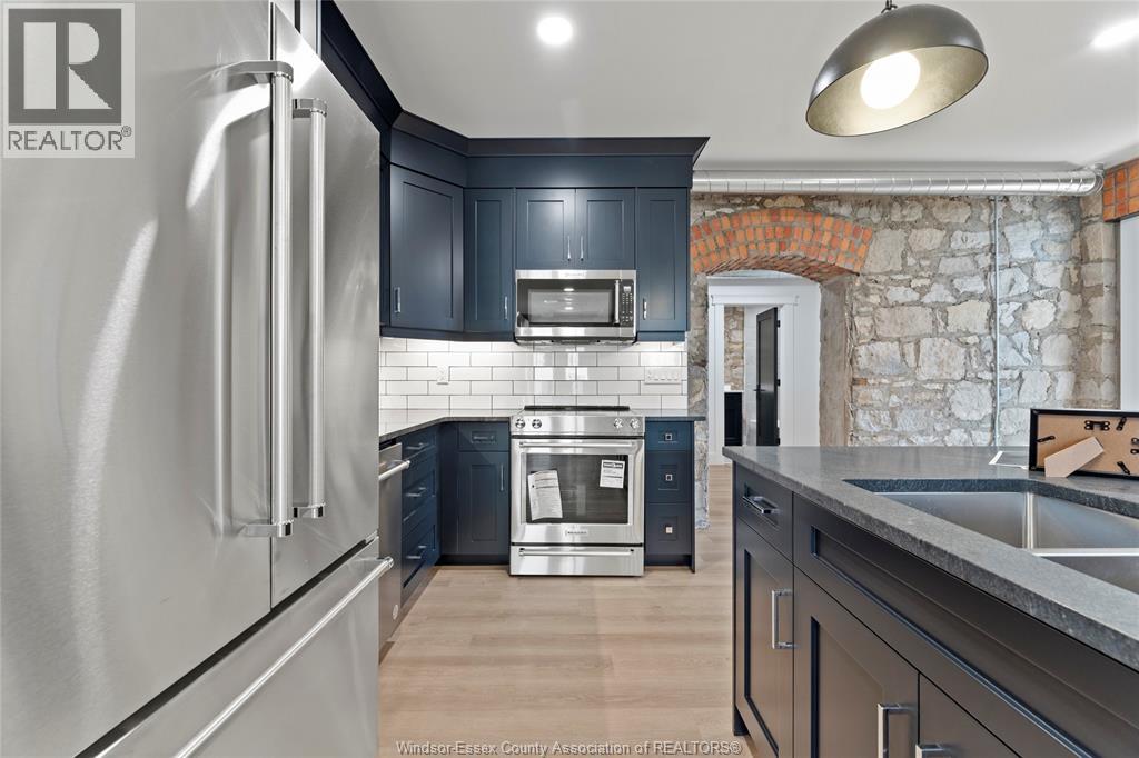 #102 247 BROCK STREET - 10