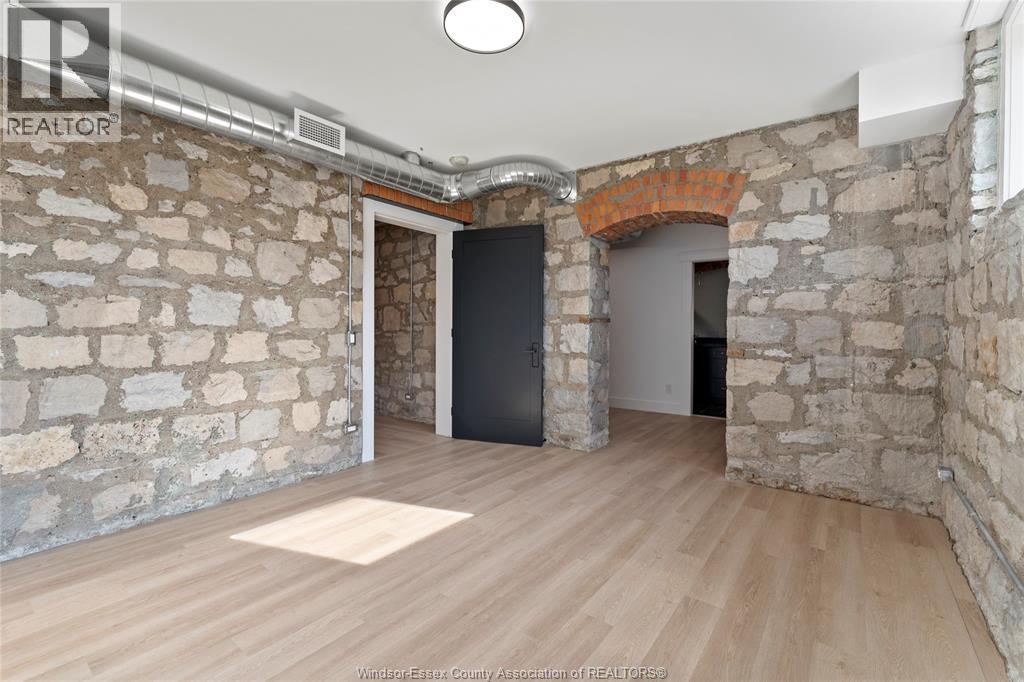 #102 247 BROCK STREET - 24