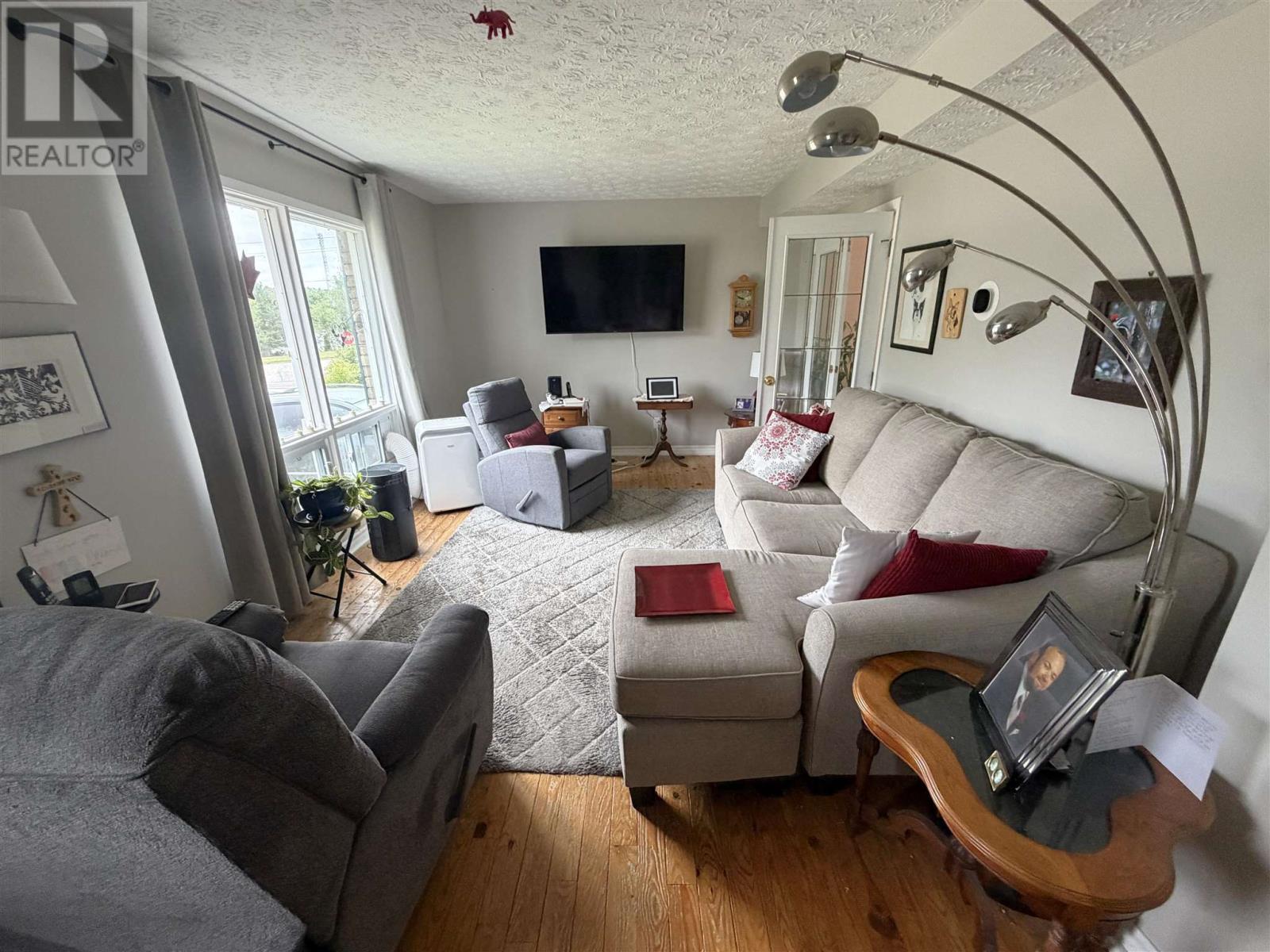 3 Stewart CRES - 2