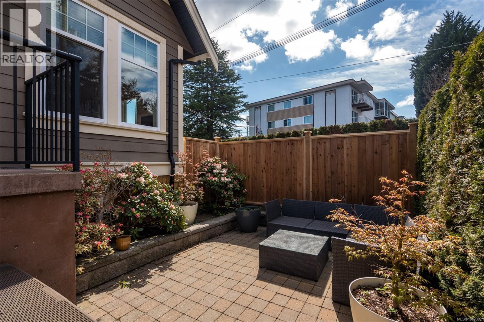 590 Simcoe St - 1