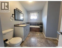 3pc Bathroom - 5107 Leader Street, Macklin, SK S0L2C0 Photo 10