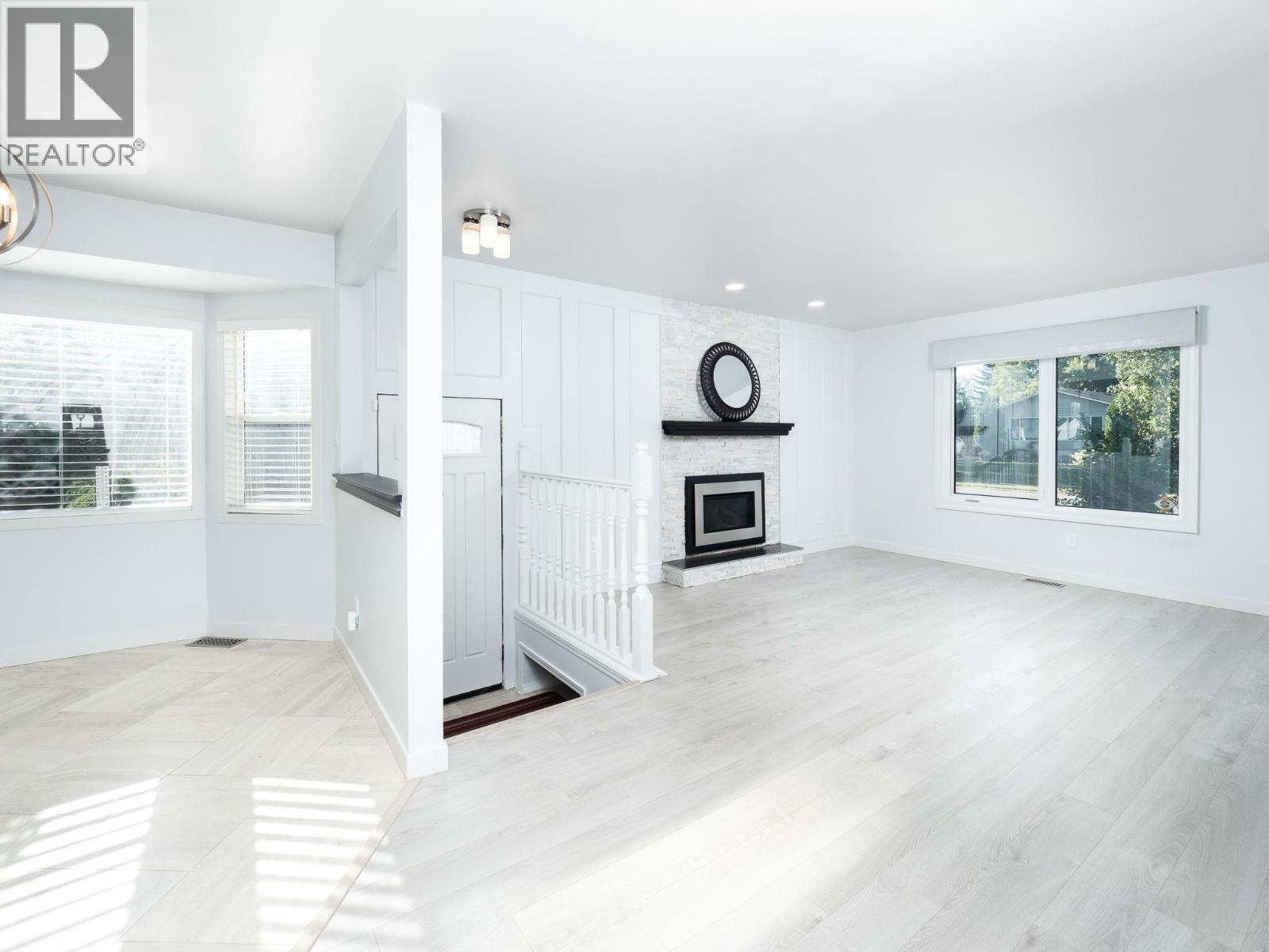 Photo 9 of 31 — 6901 FAIRMONT CRESCENT · Prince George, BC